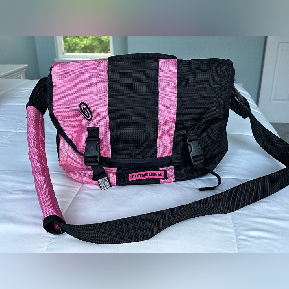 Timbuk2 D-Lux Racing Stripe Messenger Bag pink and black